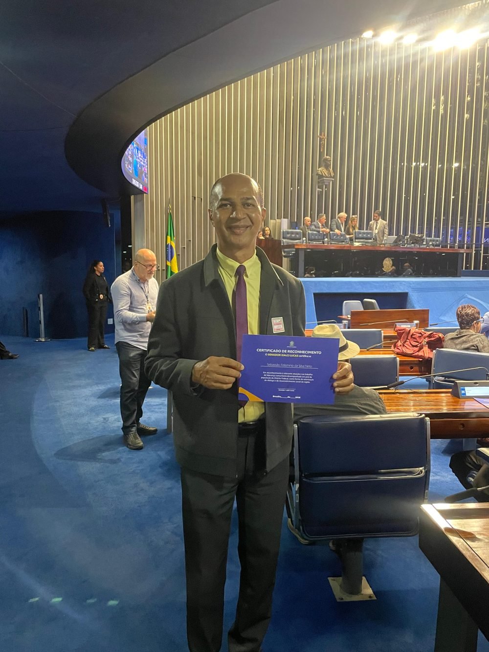 Sebastião Felismino recebendo Certificado de Reconhecimento no Senado Federal