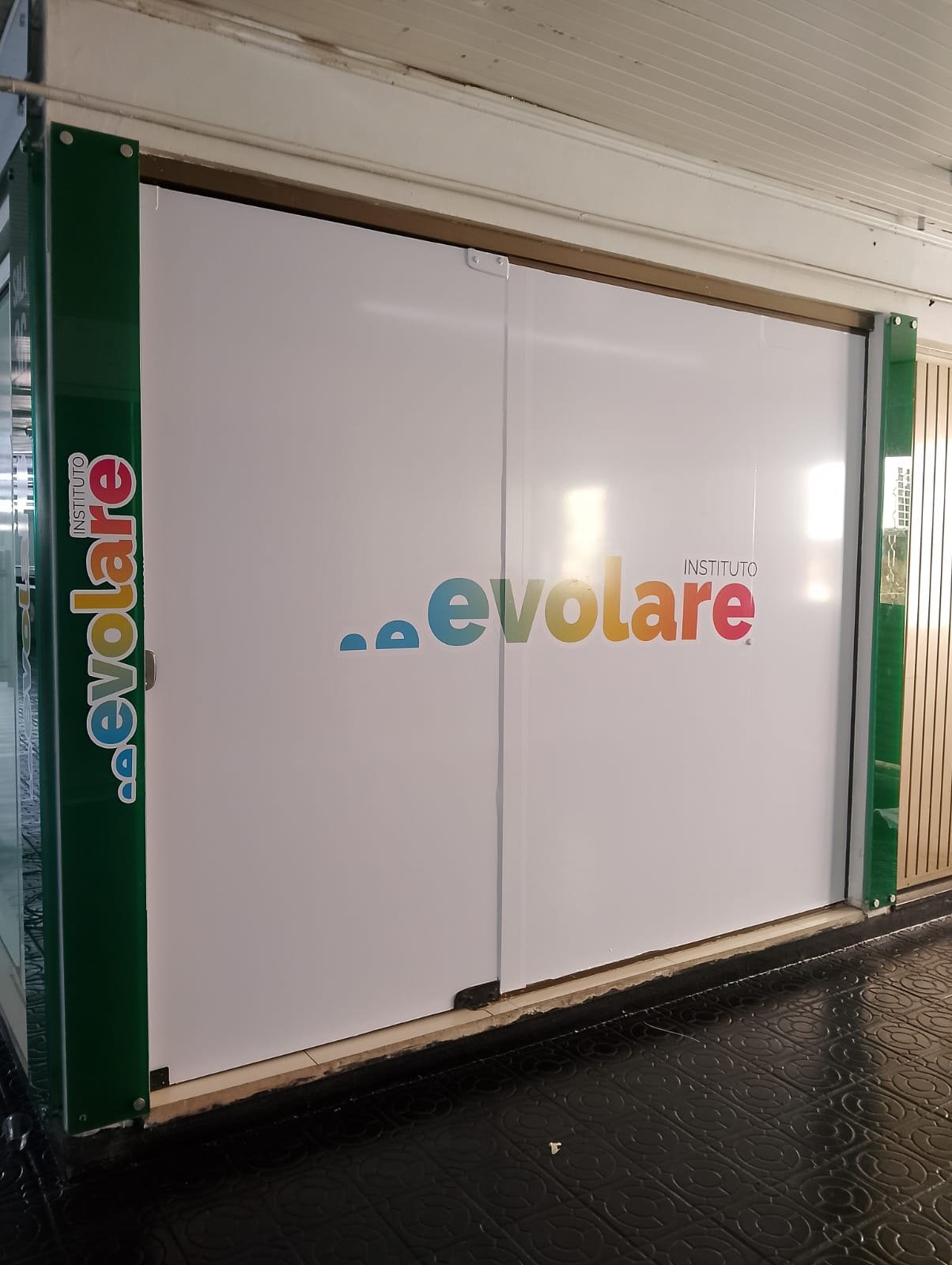 Fachada do Instituto Evolare com a logo
